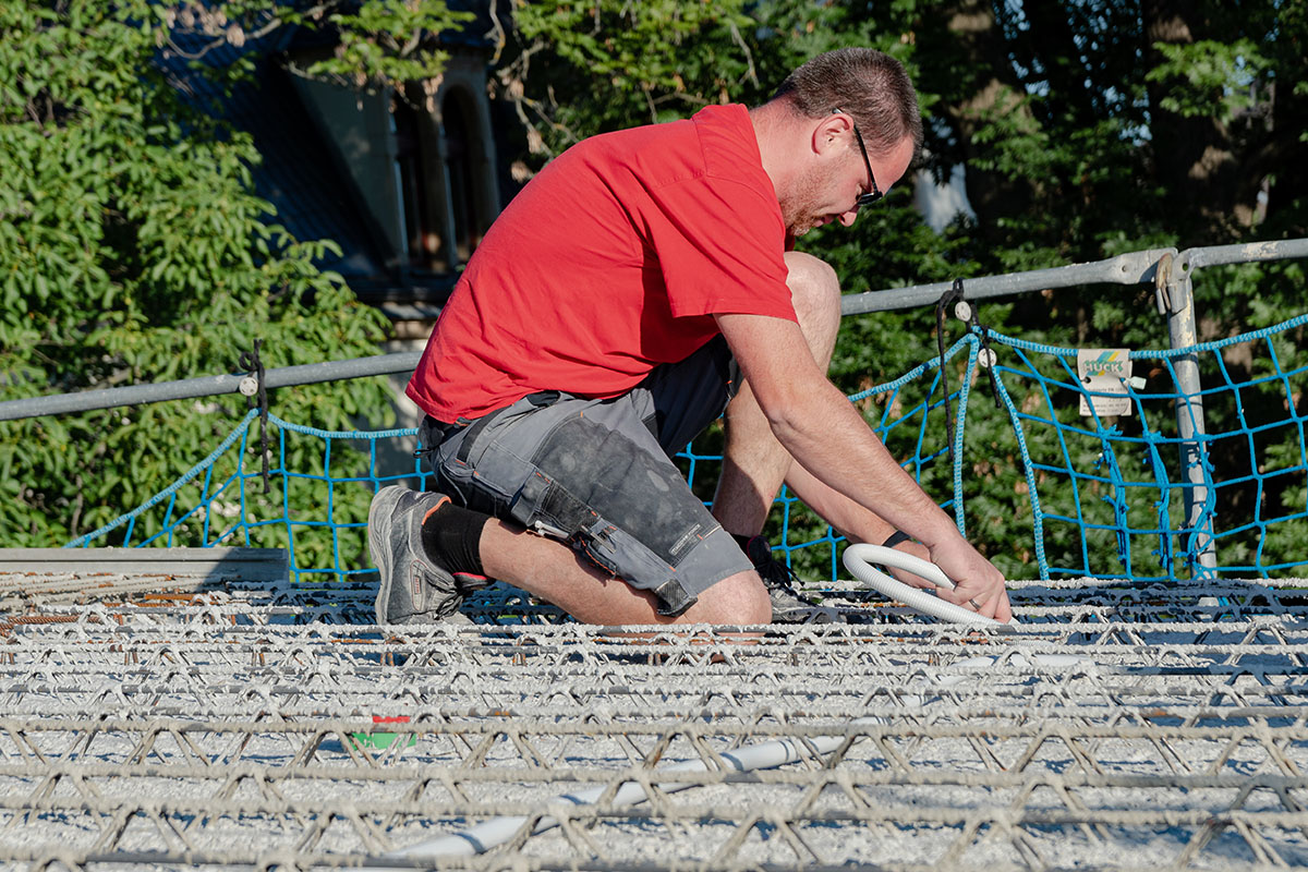 Mitarbeiter beim Verlegen von Leitungen