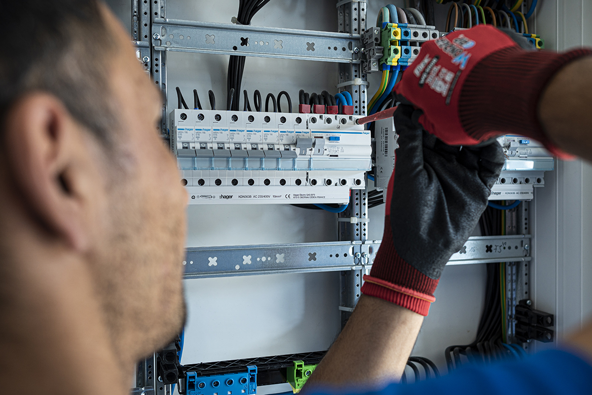 Elektrofachkraft am Wohnungsverteiler